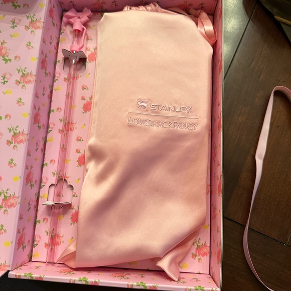 Stanley LoveShack Fancy Pink Floral Mug 40oz Tumbler - Picture 4 of 4